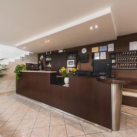 Hotel Romina Ріміні Екстер'єр фото